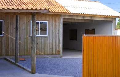 Imagem: A casa possui 2 Dormitórios, 1 Banheiro, 2 Vagas na garagem