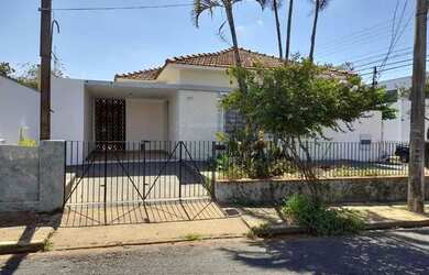 Imagem: A casa possui 3 Dormitórios, 2 Banheiros, 1 Vaga na garagem