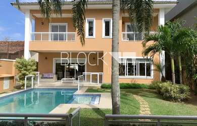 Imagem: A casa em condomínio possui 4 Dormitórios, 5 Banheiros, 3