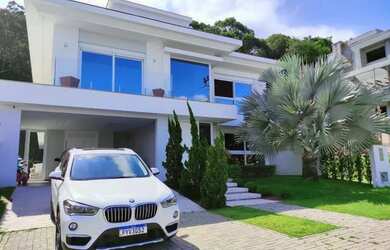 Imagem: A casa possui 4 Dormitórios, 4 Banheiros, 4 Vagas na garagem