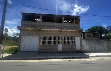 Imagem: A casa possui 4 Dormitórios, 1 Banheiro, 4 Vagas na garagem