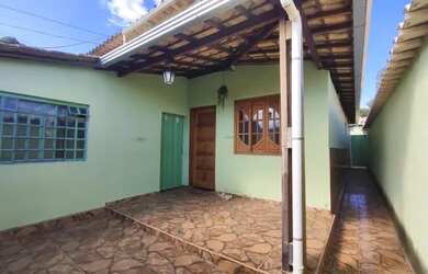 Imagem: A casa possui 3 Dormitórios, 2 Banheiros, 2 Vagas na garagem