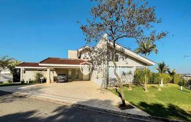 Imagem: A casa em condomínio possui 4 Dormitórios, 5 Banheiros, 2