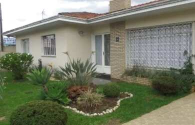 Imagem: A casa possui 5 Dormitórios, 4 Banheiros, 2 Vagas na garagem