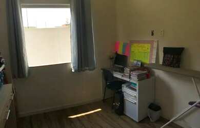 Imagem: A casa possui 4 Dormitórios, 2 Banheiros, 2 Vagas na garagem