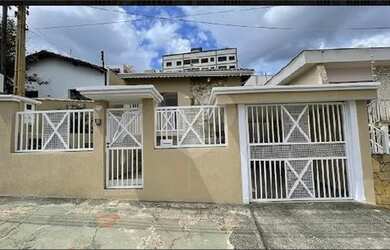 Imagem: A casa à venda possui 3 Dormitórios, 4 Banheiros, 1 Vaga na