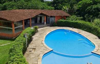 Imagem: A casa possui 4 Dormitórios, 5 Vagas na garagem e está localizado