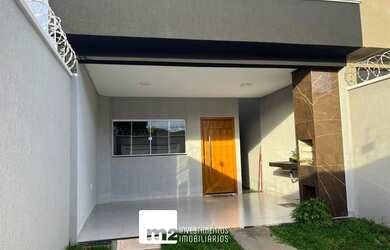 Imagem: A casa possui 3 Dormitórios, 2 Banheiros, 2 Vagas na garagem