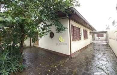 Imagem: A casa possui 4 Dormitórios, 3 Banheiros, 1 Vaga na garagem