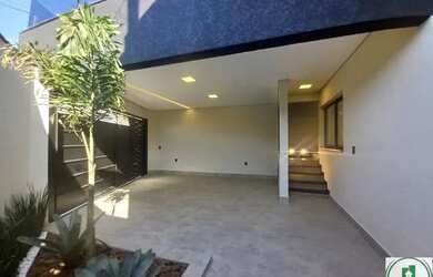 Imagem: A casa possui 3 Dormitórios, 3 Banheiros, 2 Vagas na garagem