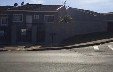 Imagem: A casa possui 3 Dormitórios, 2 Banheiros, 2 Vagas na garagem