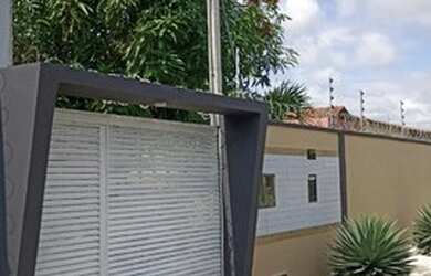 Imagem: A casa possui 2 Dormitórios, 3 Banheiros, 4 Vagas na garagem