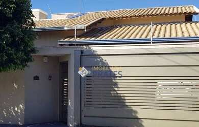 Imagem: A casa possui 3 Dormitórios, 3 Banheiros, 160m² de Área e