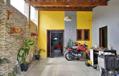 Imagem: A casa possui 2 Dormitórios, 2 Banheiros, 2 Vagas na garagem