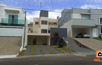 Imagem: A casa possui 3 Dormitórios, 3 Banheiros, 3 Vagas na garagem