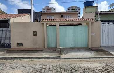 Imagem: A casa possui 2 Dormitórios, 2 Banheiros, 2 Vagas na garagem