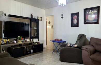 Imagem: A casa possui 3 Dormitórios, 1 Banheiro, 1 Vaga na garagem