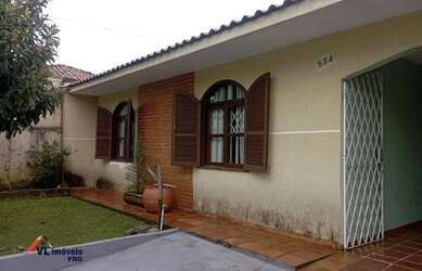 Imagem: A casa possui 3 Dormitórios, 2 Banheiros, 2 Vagas na garagem