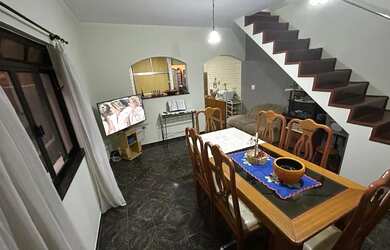 Imagem: A casa possui 4 Dormitórios, 2 Banheiros, 2 Vagas na garagem