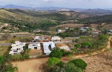 Imagem 10: Casa de condomínio para venda possui 381 metros quadrados com 4 quartos