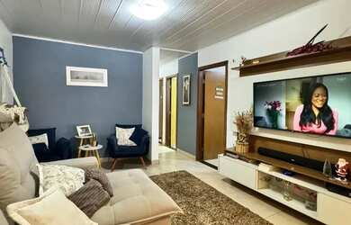 Imagem: A casa possui 3 Dormitórios, 1 Banheiro, 2 Vagas na garagem