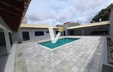 Imagem: A casa em condomínio possui 4 Dormitórios, 5 Banheiros, 2