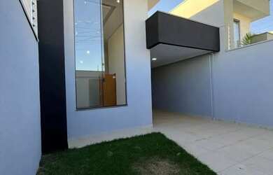 Imagem: A casa possui 3 Dormitórios, 3 Banheiros, 2 Vagas na garagem