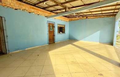 Imagem: A casa possui 3 Dormitórios, 1 Banheiro, 2 Vagas na garagem