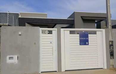 Imagem: A casa possui 3 Dormitórios, 2 Banheiros, 2 Vagas na garagem