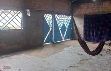 Imagem: A casa possui 3 Dormitórios, 1 Banheiro, 2 Vagas na garagem