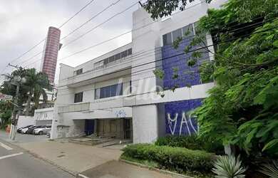 Imagem: O depósito possui 5 Vagas na garagem, 932m² de Área e está