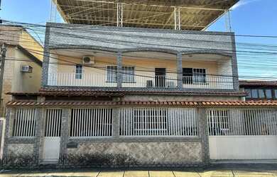 Imagem: A casa possui 3 Dormitórios, 2 Banheiros, 2 Vagas na garagem