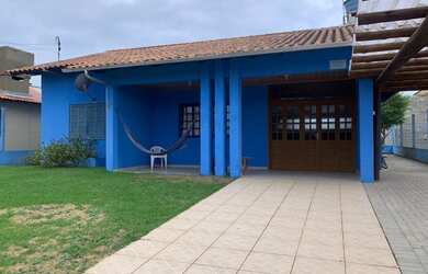 Imagem: A casa possui 3 Dormitórios, 3 Banheiros, 3 Vagas na garagem