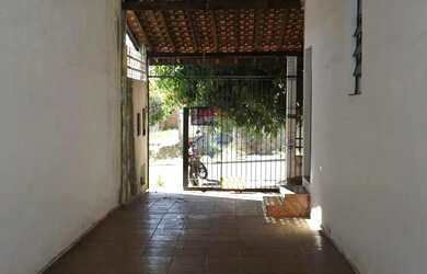 Imagem: A casa possui 2 Dormitórios, 2 Banheiros, 2 Vagas na garagem