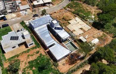 Imagem 7: Casa de condomínio para venda possui 381 metros quadrados com 4 quartos