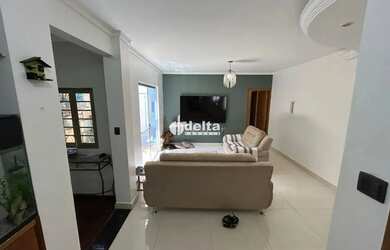 Imagem: A casa possui 4 Dormitórios, 4 Banheiros, 2 Vagas na garagem