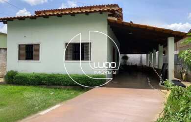 Imagem: A casa possui 2 Dormitórios, 2 Banheiros, 3 Vagas na garagem