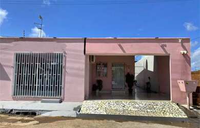 Imagem: A casa possui 3 Dormitórios, 2 Banheiros, 2 Vagas na garagem