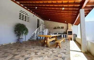 Imagem: A casa possui 2 Dormitórios, 2 Banheiros, 3 Vagas na garagem