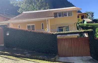 Imagem: A casa possui 3 Dormitórios, 3 Banheiros, 3 Vagas na garagem