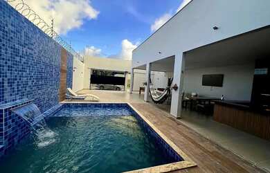 Imagem: A casa possui 4 Dormitórios, 5 Banheiros, 4 Vagas na garagem