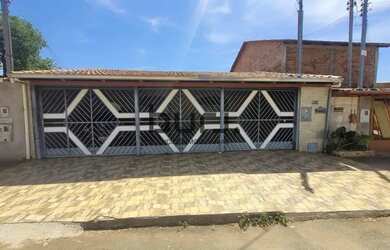 Imagem: A casa possui 3 Dormitórios, 3 Banheiros, 4 Vagas na garagem