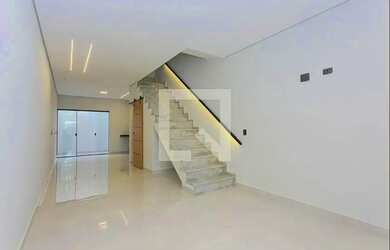 Imagem: A casa possui 3 Dormitórios, 4 Banheiros, 2 Vagas na garagem