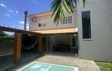 Imagem: A casa possui 3 Dormitórios, 3 Banheiros, 5 Vagas na garagem