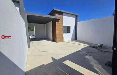 Imagem: A casa possui 3 Dormitórios, 2 Banheiros, 2 Vagas na garagem