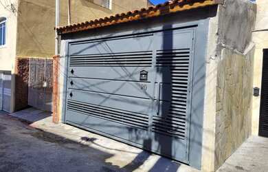 Imagem: A casa possui 2 Dormitórios, 2 Banheiros, 2 Vagas na garagem