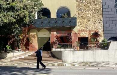 Imagem: O depósito possui 4 Vagas na garagem, 660m² de Área e está