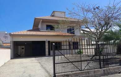 Imagem: A casa possui 4 Dormitórios, Acomodam 8 pessoas, 2 Vagas na