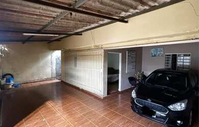 Imagem: A casa possui 3 Dormitórios, 2 Banheiros, 3 Vagas na garagem