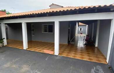 Imagem: A casa possui 4 Dormitórios, 2 Banheiros, 4 Vagas na garagem